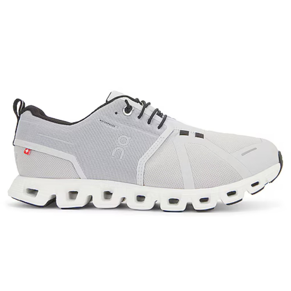 ON CLOUD Waterproof LIKE NEW! WHIT $200 LOWEST PRICE! On running Women Size 8.5